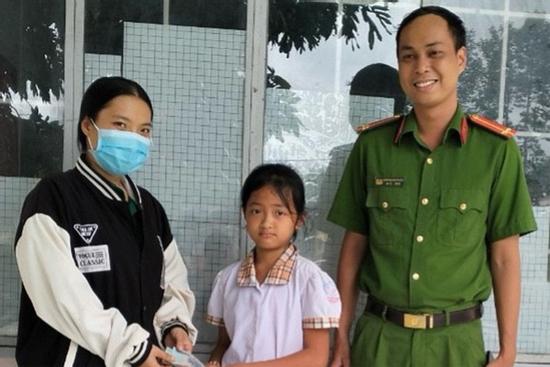 Nữ sinh lớp 3 nhặt được xấp tiền lớn, trả lại người đánh mất