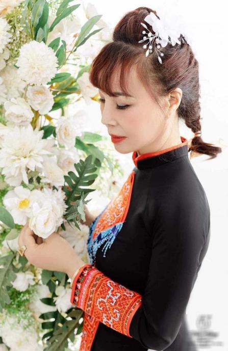 Hình ảnh mới nhất của cô dâu U70 Thu Sao gây xôn xao, dân mạng nhận ra điểm kỳ lạ trên gương mặt-3