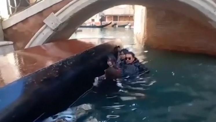 Nhóm du khách làm lật thuyền vì mải chụp ảnh tự sướng trên kênh đào Venice-1