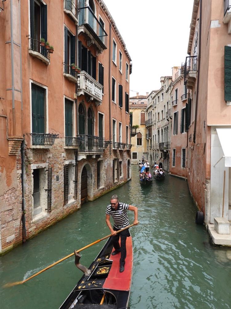 Nhóm du khách làm lật thuyền vì mải chụp ảnh tự sướng trên kênh đào Venice-2
