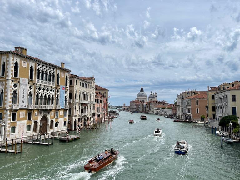 Nhóm du khách làm lật thuyền vì mải chụp ảnh tự sướng trên kênh đào Venice-3