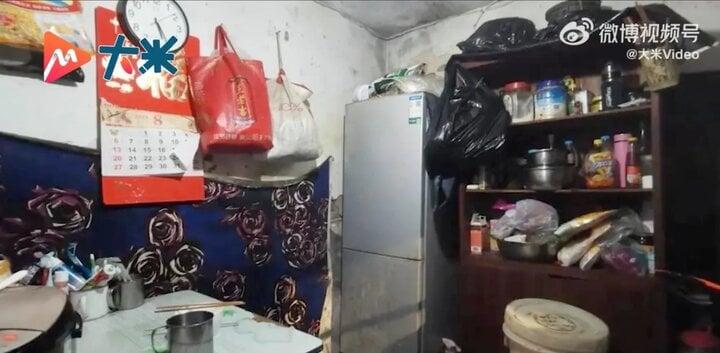 Phải học và ngủ trong phòng bếp 4m2, cô bé được hàng xóm tặng nhà ở-2