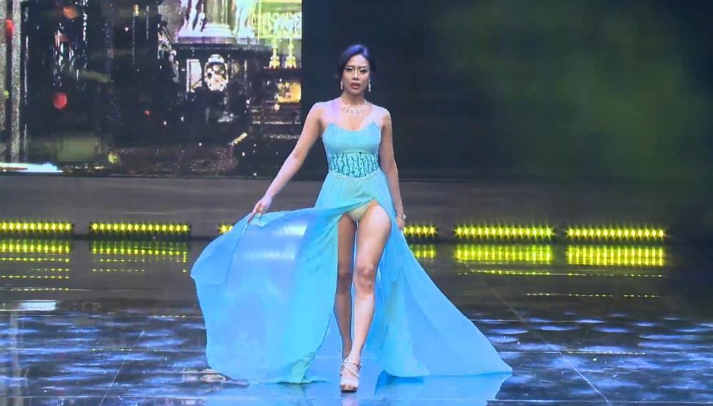 Thí sinh Miss Grand Myanmar lộ nội y kém duyên khi diễn dạ hội trên sân khấu-1