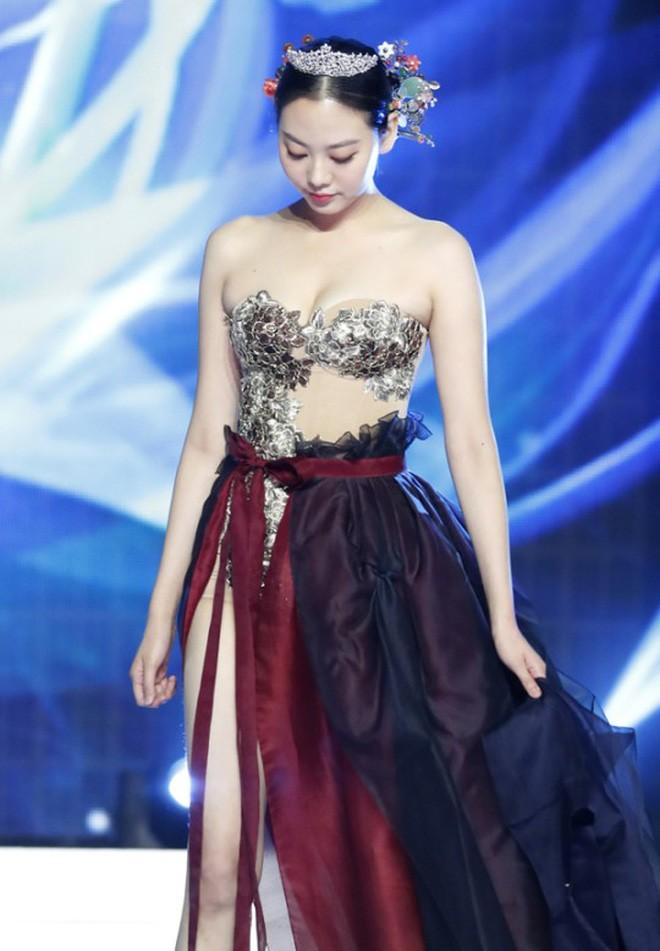 Thí sinh Miss Grand Myanmar lộ nội y kém duyên khi diễn dạ hội trên sân khấu-4