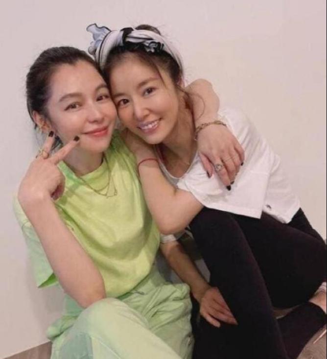 Lâm Tâm Như và Từ Nhược Tuyên chung khung hình: Người gia đình viên mãn, người vừa ly hôn sau 9 năm chung sống-1