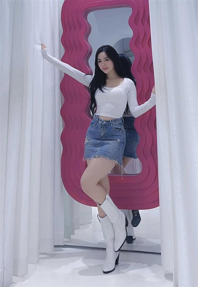 Quỳnh Kool mê kiểu váy jeans ôm khoe trọn đôi chân trắng như bông bưởi-1