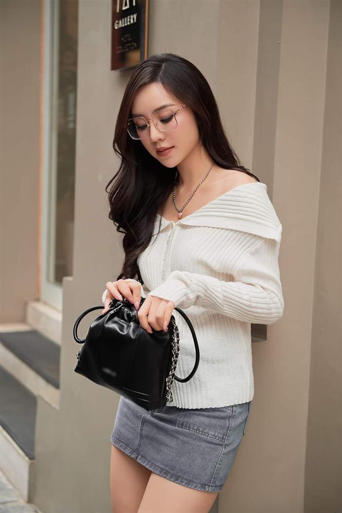 Quỳnh Kool mê kiểu váy jeans ôm khoe trọn đôi chân trắng như bông bưởi-3