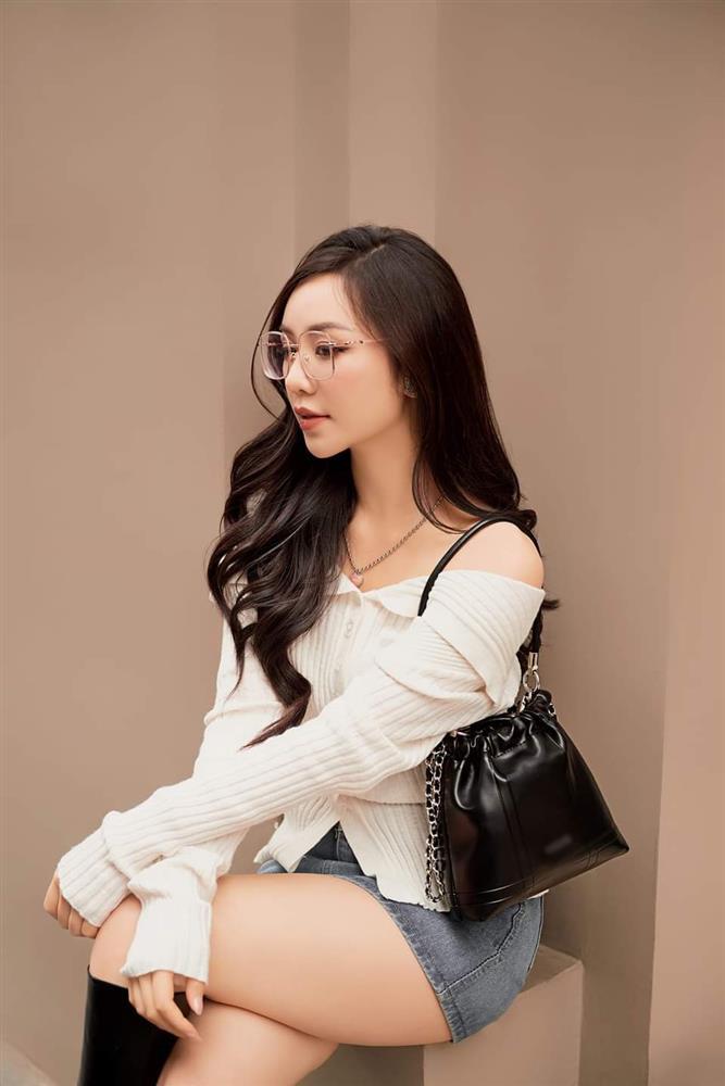 Quỳnh Kool mê kiểu váy jeans ôm khoe trọn đôi chân trắng như bông bưởi-4