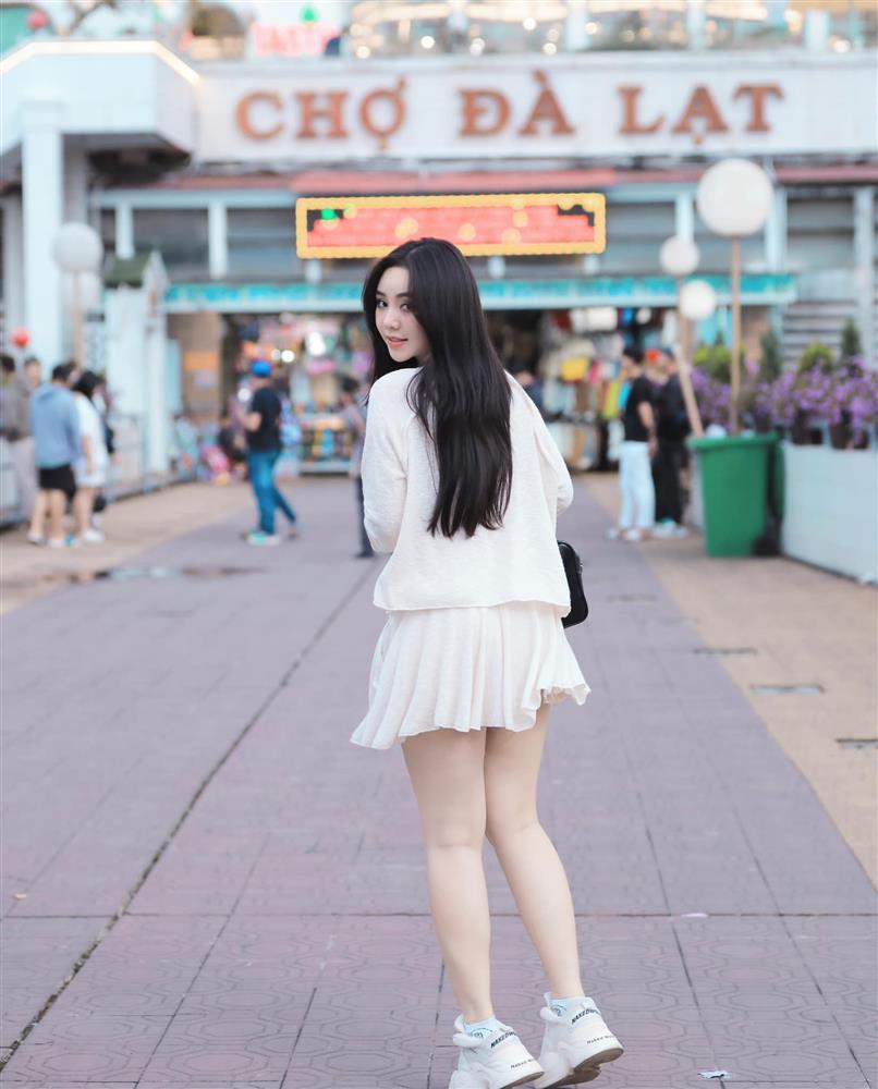 Quỳnh Kool mê kiểu váy jeans ôm khoe trọn đôi chân trắng như bông bưởi-5