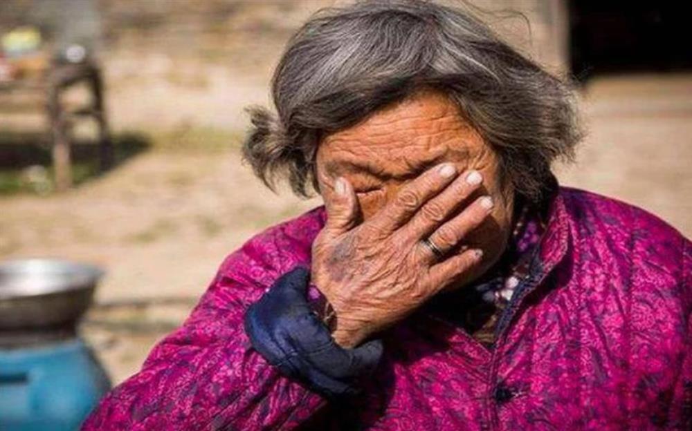 5 con ruột từ chối nuôi mẹ 89 tuổi, muối mặt vì hành động của con rể-1