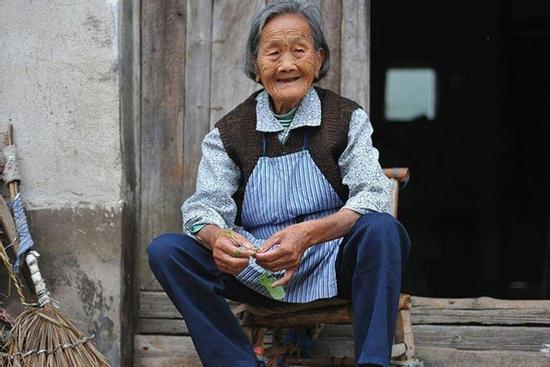 5 con ruột từ chối nuôi mẹ 89 tuổi, muối mặt vì hành động của con rể