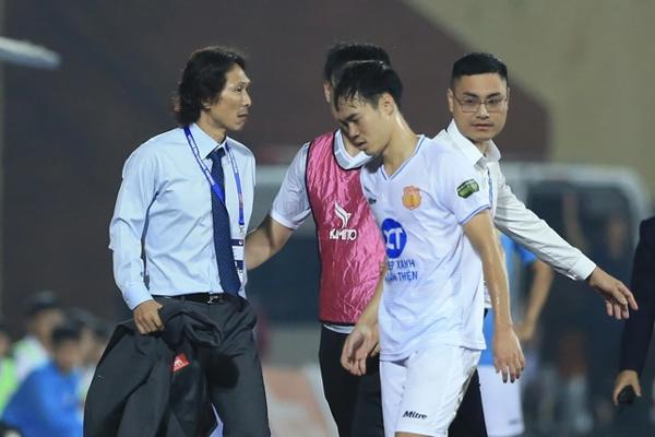 Sếp CLB CAHN xô xát với trọng tài, lĩnh thẻ đỏ vẫn không chịu rời sân-4