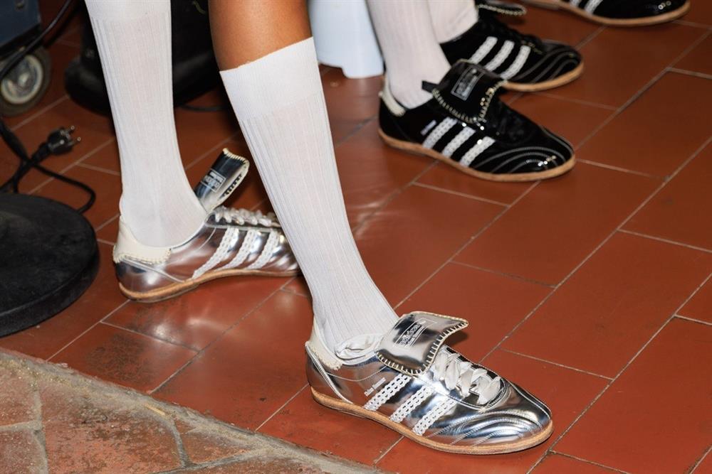 4 đôi giày sneakers được săn lùng nhất năm 2023-3