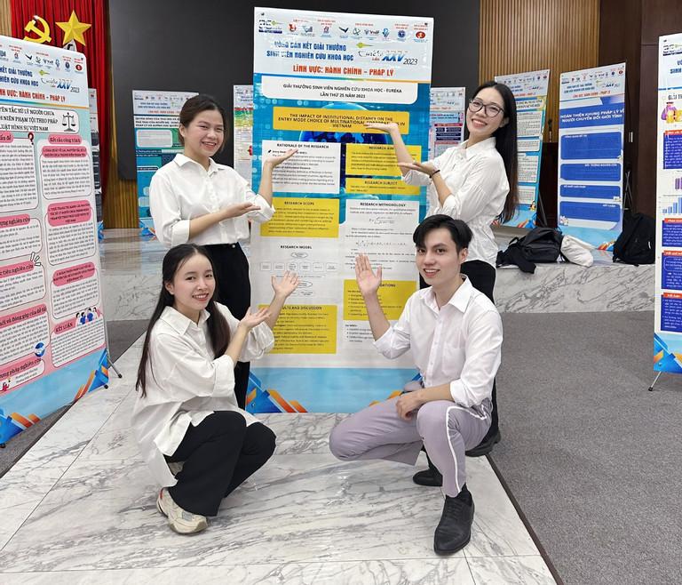 Hot boy tốt nghiệp thủ khoa, làm trợ giảng trường Ngoại thương ở tuổi 22-2