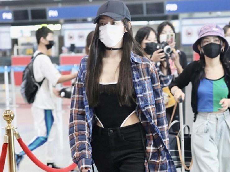 Lý do biến chị em thành thảm họa sân bay vì 1001 kiểu mặc dễ gây chú ý-4