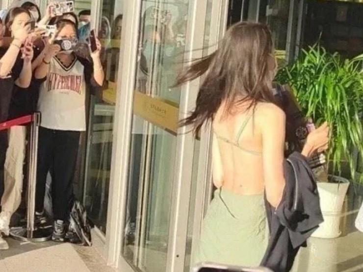 Lý do biến chị em thành thảm họa sân bay vì 1001 kiểu mặc dễ gây chú ý-8