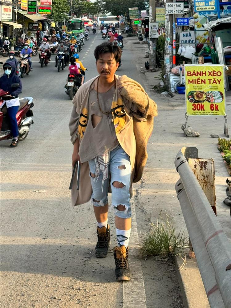 Thực hư chuyện ca sĩ Quách Tuấn Du mặc rách rưới, ăn xin trên đường phố-2