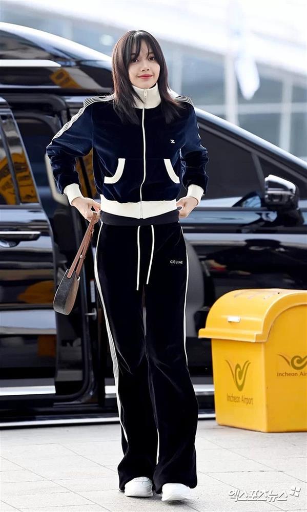 Lisa lộ diện xinh đẹp, được fan chào đón sau khi Blackpink tái ký hợp đồng-1