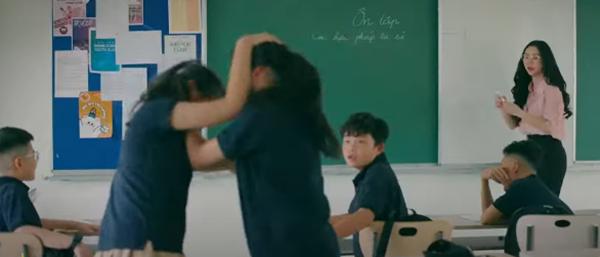 Cảnh học sinh nữ đánh nhau khiến cô giáo ngất xỉu trong phim Việt giờ vàng gây tranh cãi-3