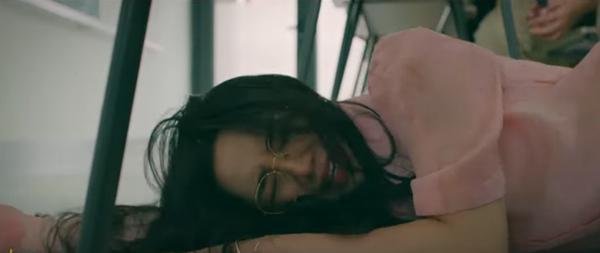 Cảnh học sinh nữ đánh nhau khiến cô giáo ngất xỉu trong phim Việt giờ vàng gây tranh cãi-4