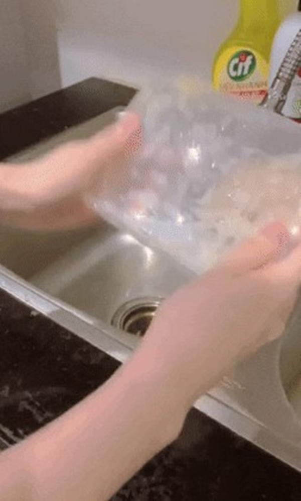 Mẹo rửa hộp nhựa dính dầu mỡ nhàn tênh, chẳng cần vất vả kỳ cọ-1