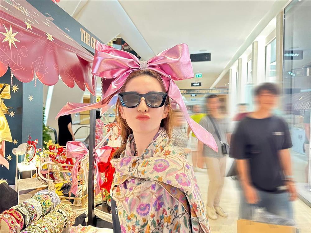 Lưu Diệc Phi khoe sắc trong chuyến du lịch tại Thái Lan, nhan sắc ra sao mà gây bão?-1