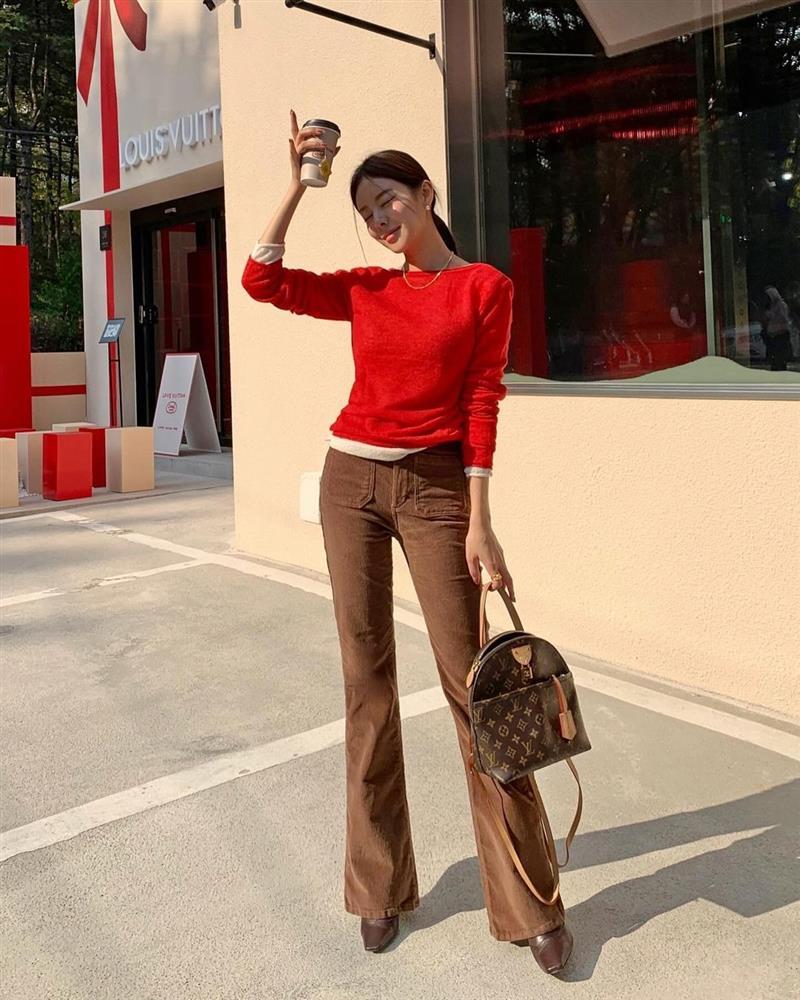 9 cách diện trang phục tông đỏ nổi bật cho mùa lễ hội cuối năm-6