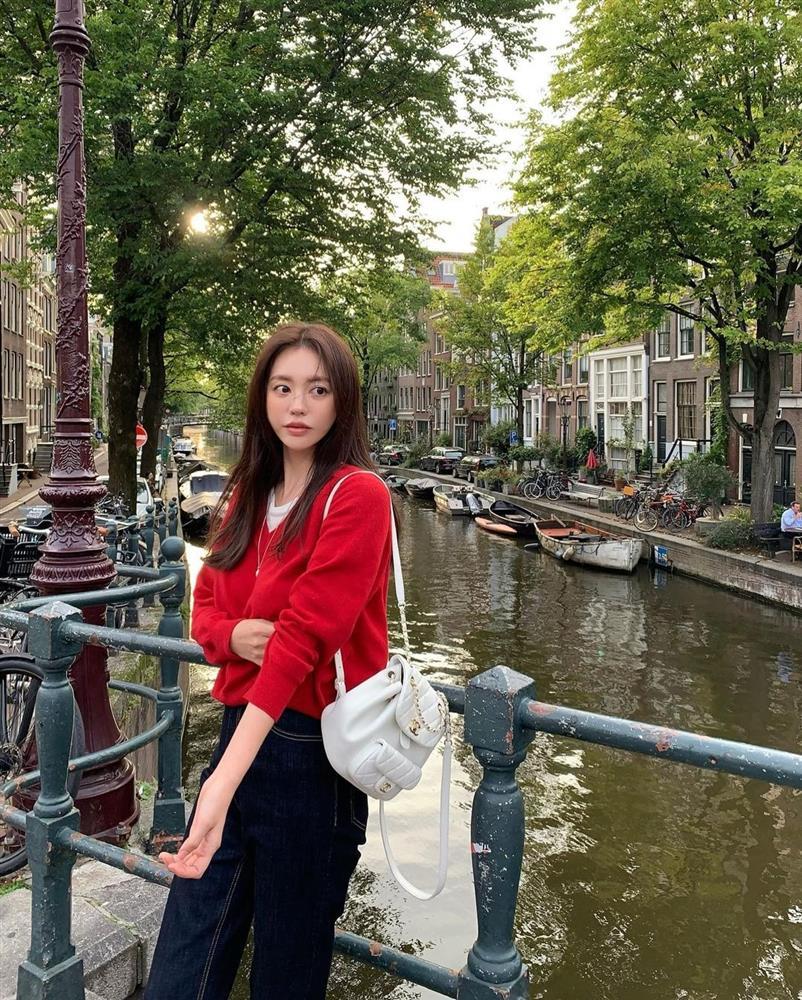 9 cách diện trang phục tông đỏ nổi bật cho mùa lễ hội cuối năm-8