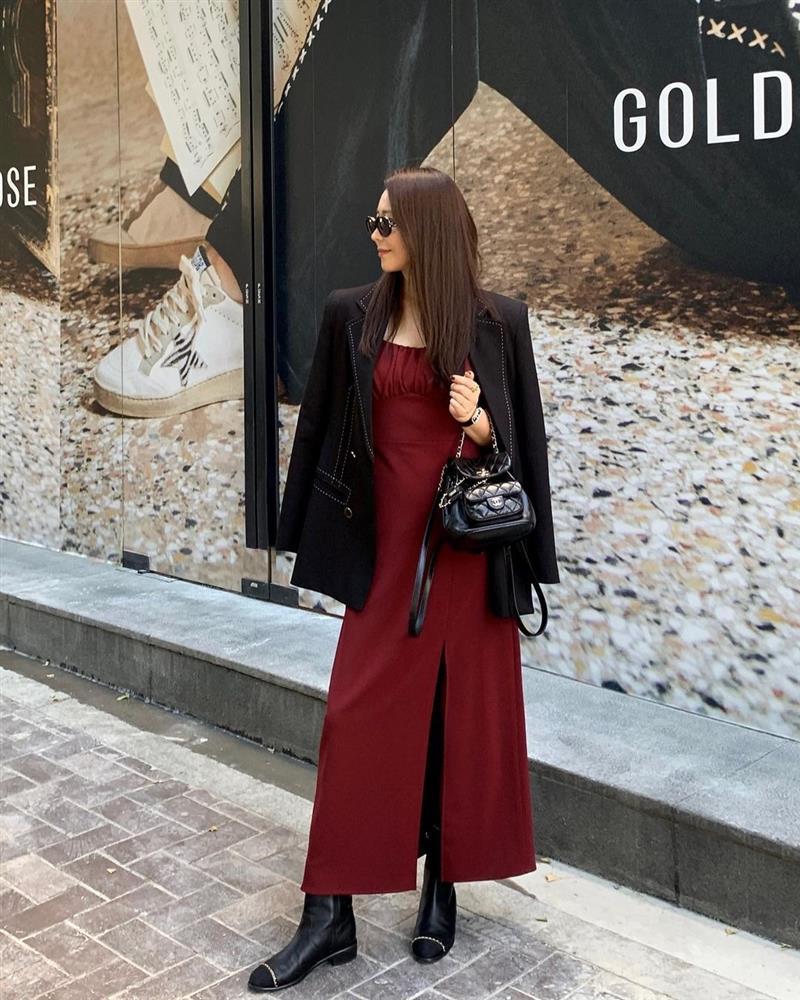 9 cách diện trang phục tông đỏ nổi bật cho mùa lễ hội cuối năm-9