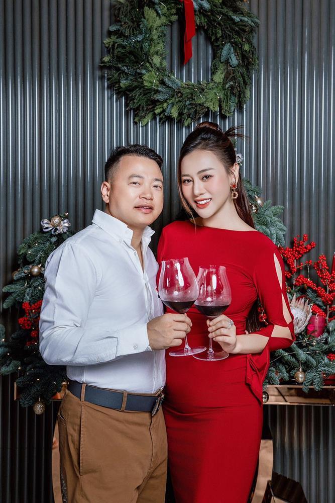 Shark Bình bị soi bàn tay hư khi chụp ảnh cùng Phương Oanh đang mang bầu 5 tháng-1