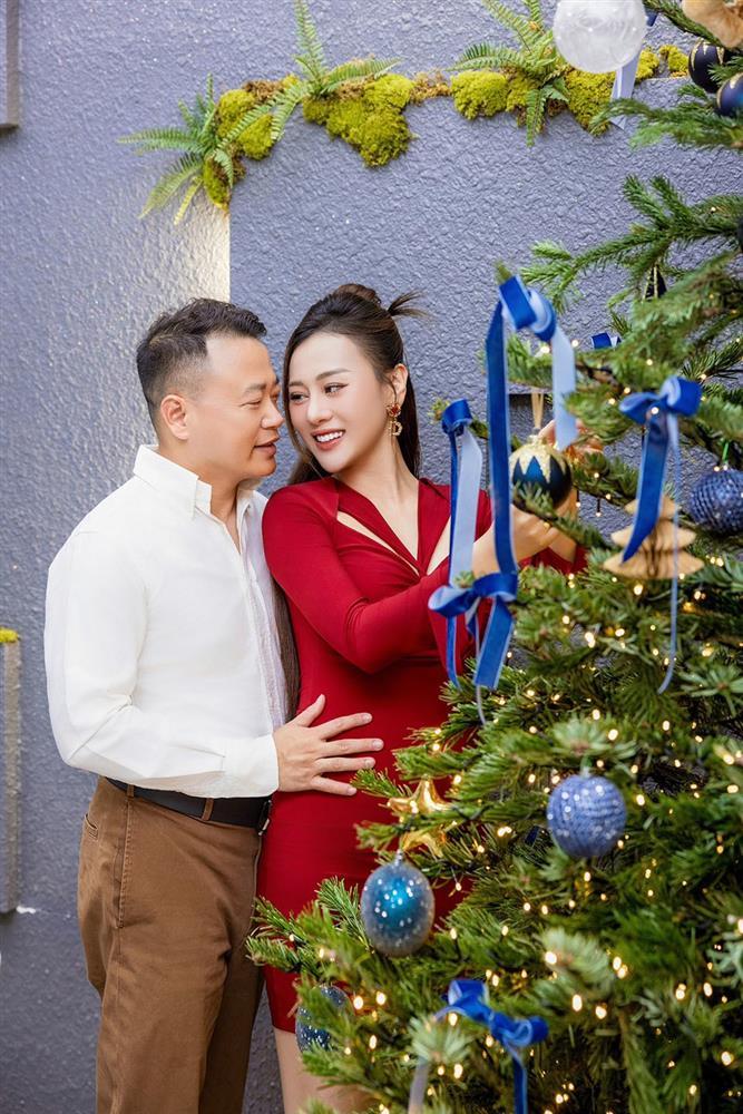 Shark Bình bị soi bàn tay hư khi chụp ảnh cùng Phương Oanh đang mang bầu 5 tháng-2