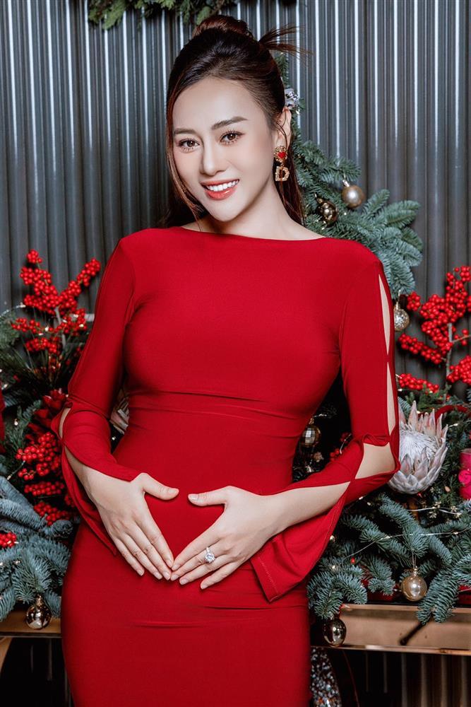 Shark Bình bị soi bàn tay hư khi chụp ảnh cùng Phương Oanh đang mang bầu 5 tháng-3