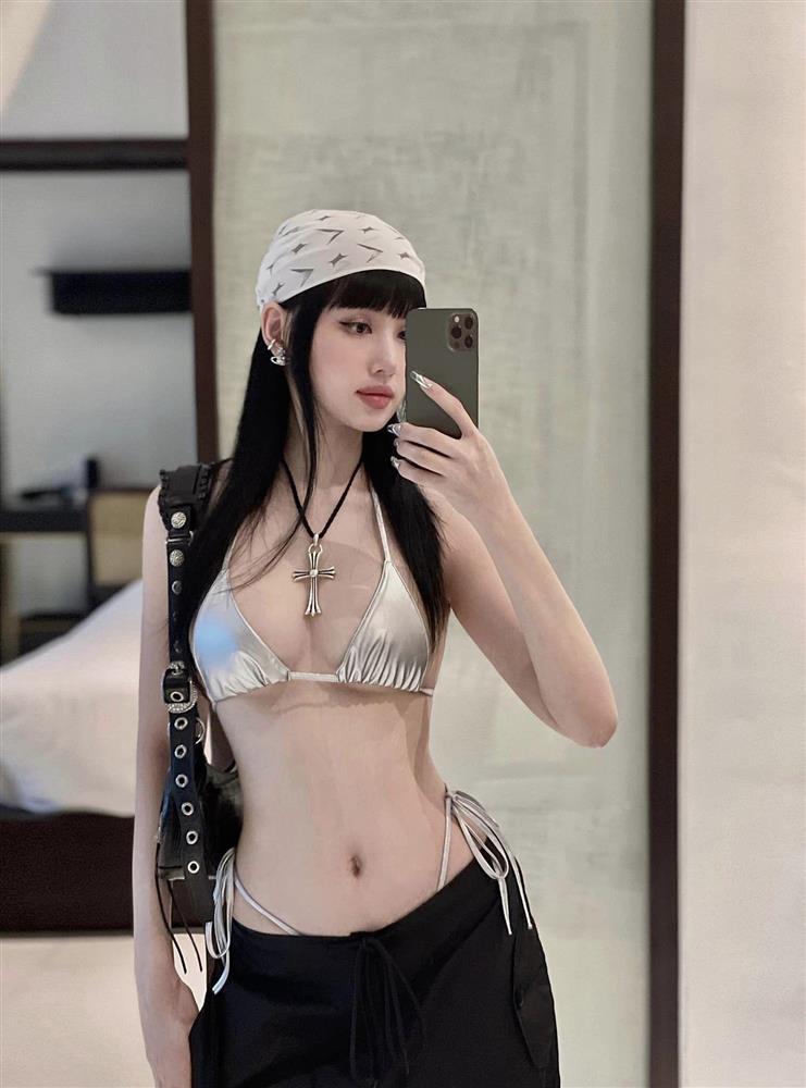 Tâm Tít như búp bê sống với váy trễ nải, lấp ló thềm ngực đầy-6