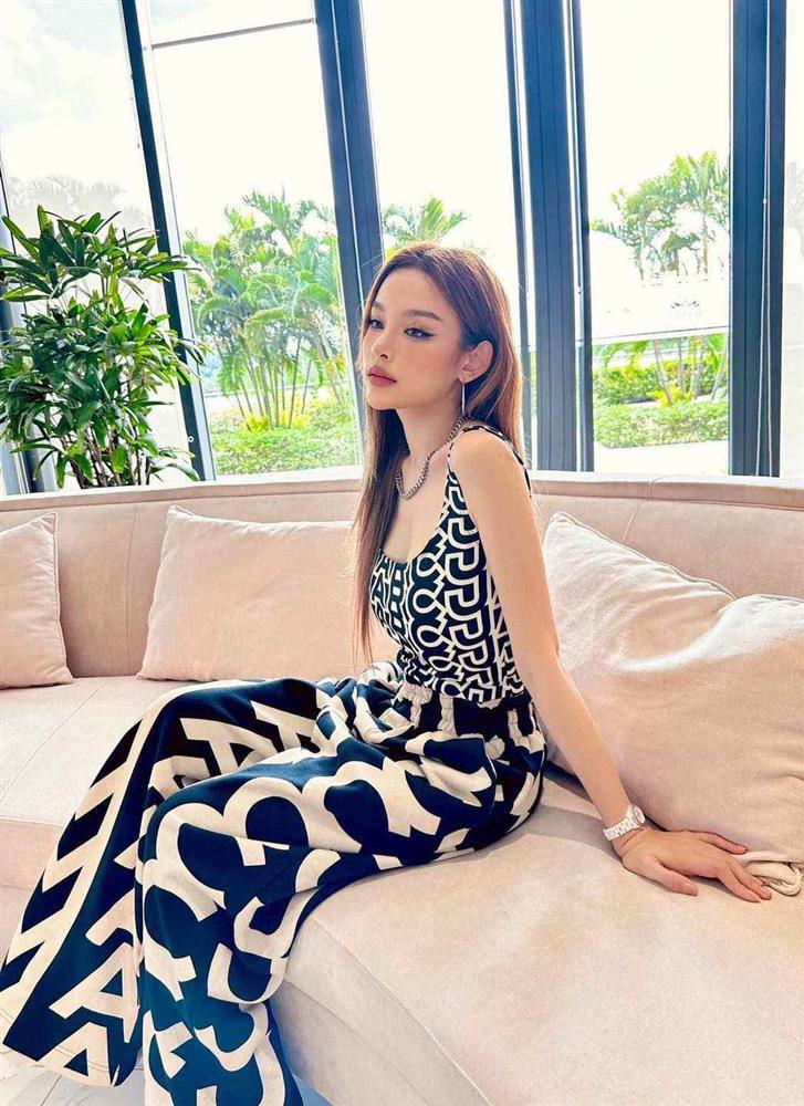 Tâm Tít như búp bê sống với váy trễ nải, lấp ló thềm ngực đầy-8