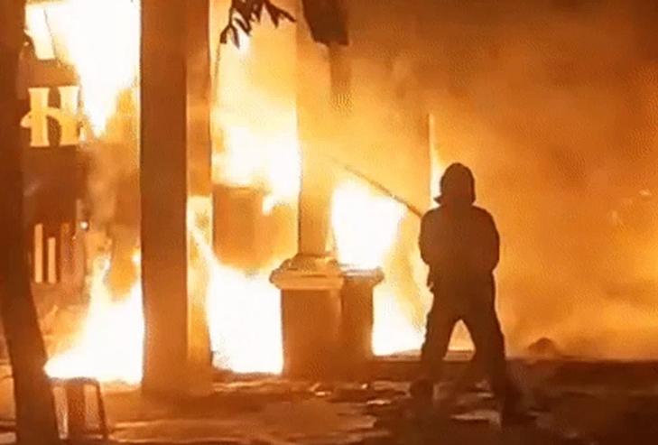 Quán karaoke ở Bình Dương bốc cháy dữ dội trong đêm-1