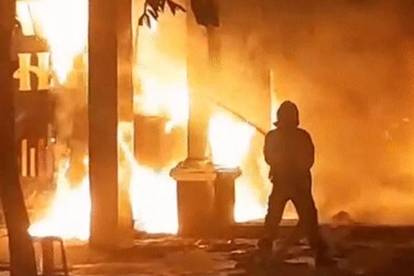 Thanh niên chở thùng xăng 30 lít xuống phà đốt, 11 xe máy bị thiêu rụi-5