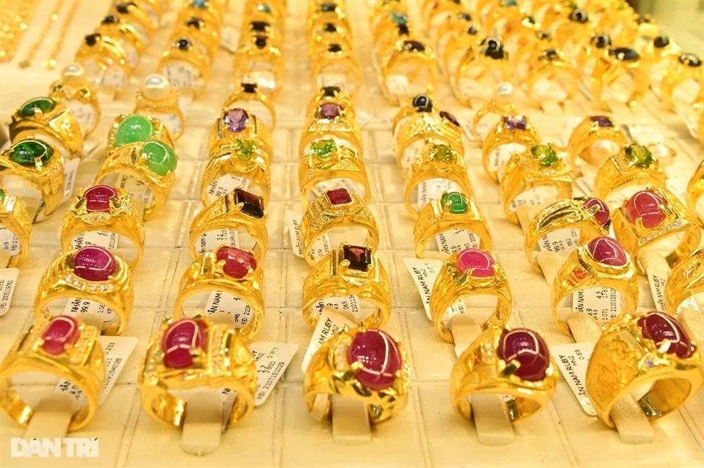 Giá vàng tăng vụt, vượt 2.000 USD sau quyết định của Fed-1