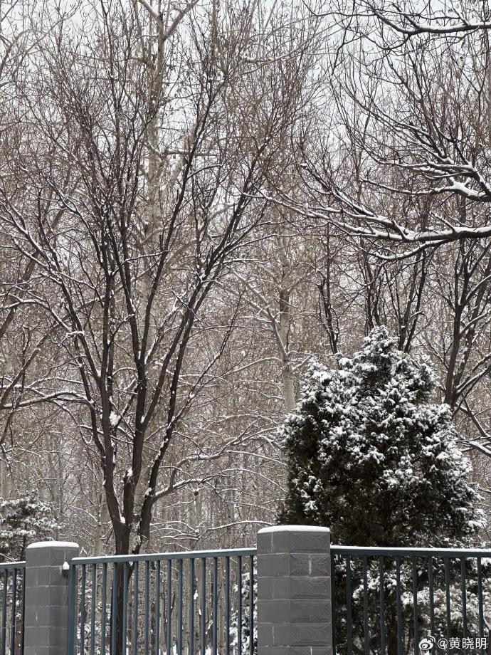 Mặc kệ ồn ào đời tư, tài tử Huỳnh Hiểu Minh dẫn bạn gái hotgirl về Bắc Kinh đón Giáng sinh-3