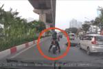 Truy tìm tài xế ô tô tải cố tình tông ngã xe máy trên phố Hà Nội rồi bỏ chạy-2