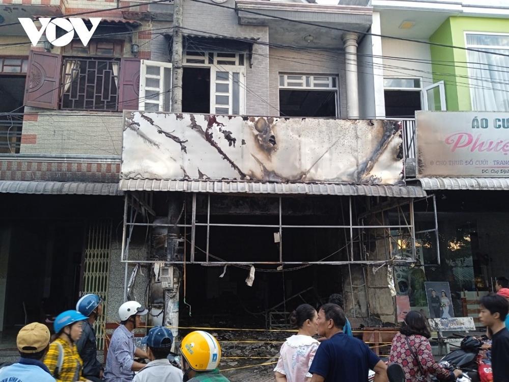 Hoả hoạn lúc rạng sáng thiêu rụi 1 cửa hàng điện thoại di động-1