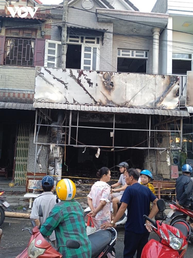 Hoả hoạn lúc rạng sáng thiêu rụi 1 cửa hàng điện thoại di động-2