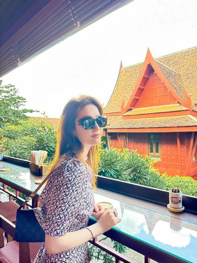 Lưu Diệc Phi vi vu du lịch Thái Lan, nhan sắc ‘thần tiên tỷ tỷ’ qua camera người đi đường hóa ra chỉ thế này?-2