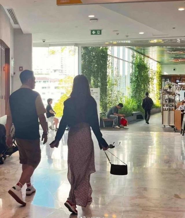 Lưu Diệc Phi vi vu du lịch Thái Lan, nhan sắc ‘thần tiên tỷ tỷ’ qua camera người đi đường hóa ra chỉ thế này?-4