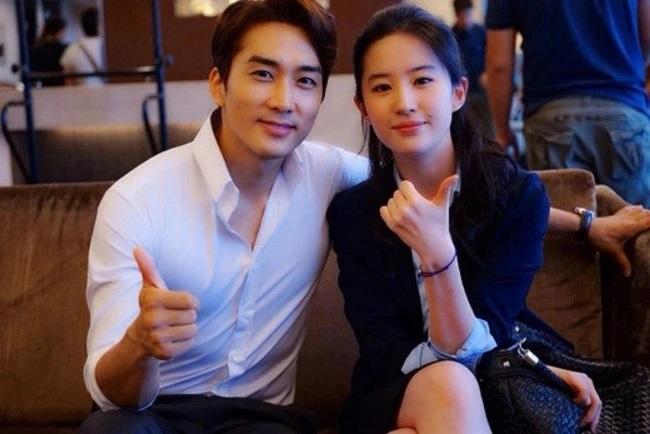 Lưu Diệc Phi vi vu du lịch Thái Lan, nhan sắc ‘thần tiên tỷ tỷ’ qua camera người đi đường hóa ra chỉ thế này?-6