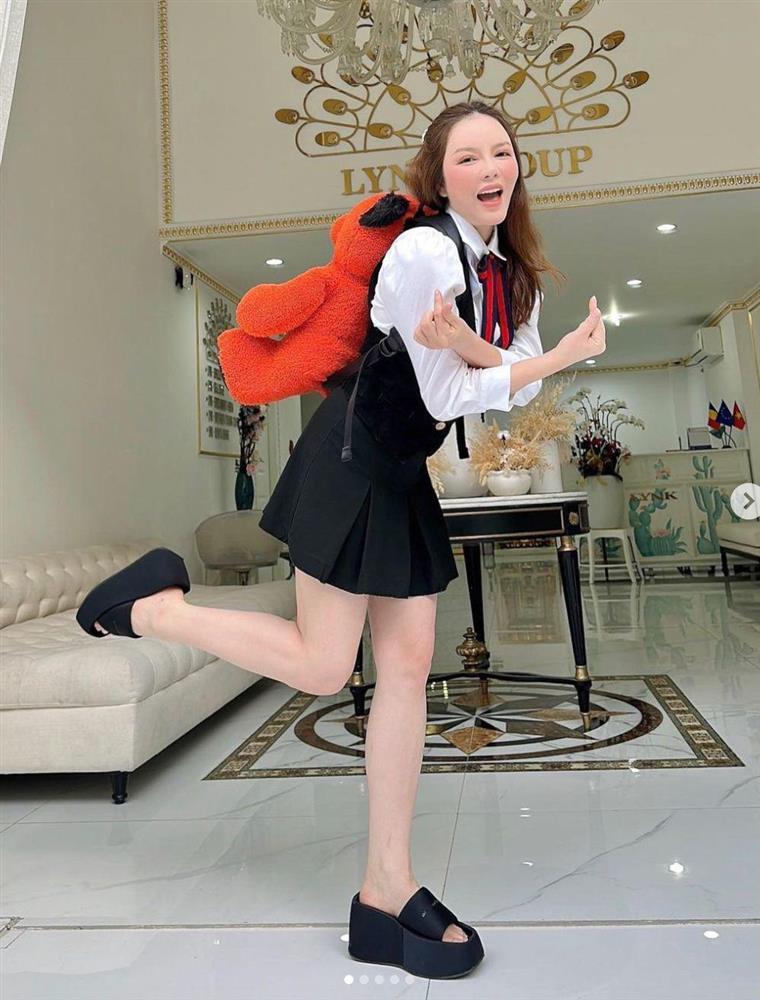 Lý Nhã Kỳ hiếm hoi mới diện quần ngắn để lộ cặp chân thon như nữ sinh-5