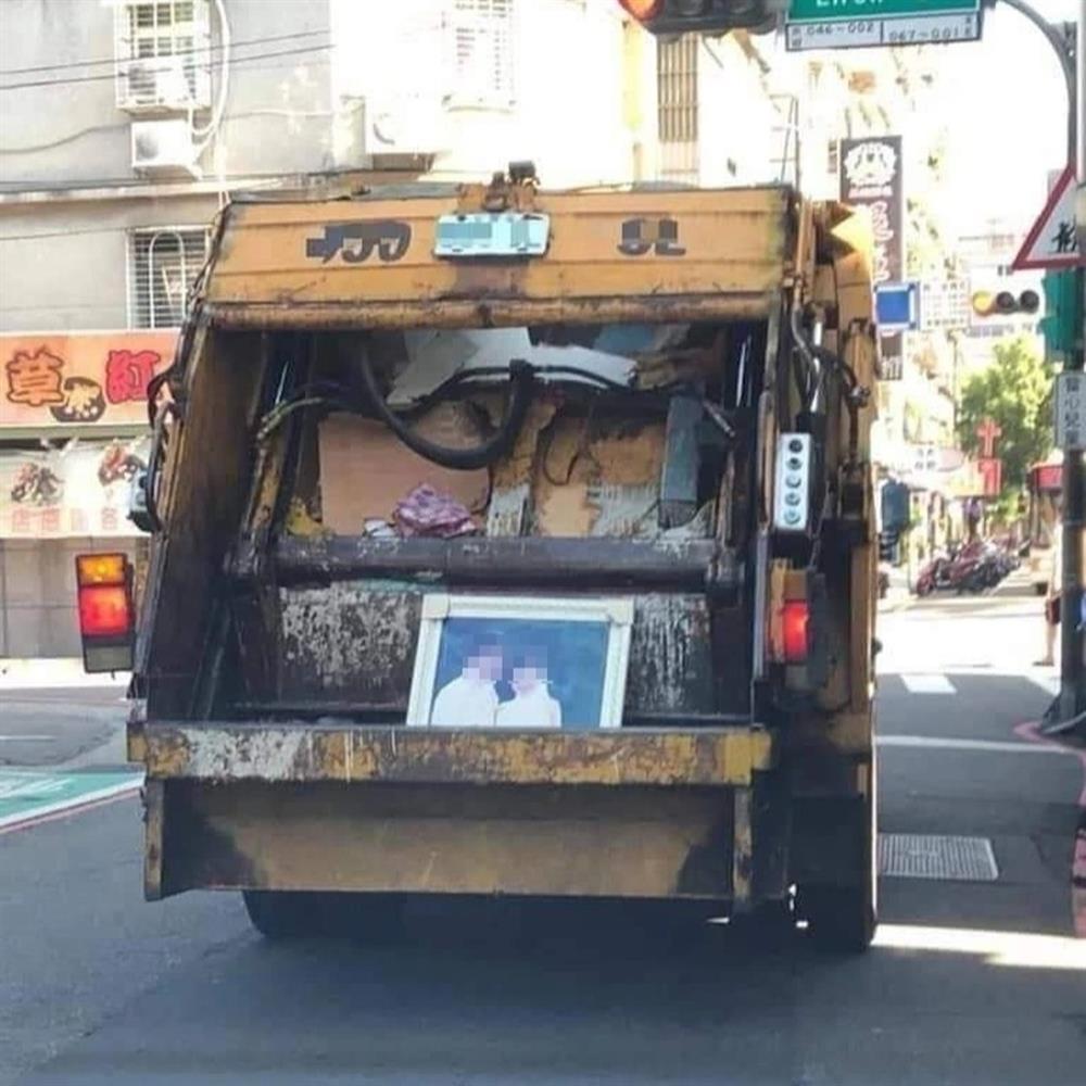 Nghề lạ kiếm bộn tiền ở Trung Quốc: Tiêu hủy ảnh cưới cho các cặp ly hôn-1