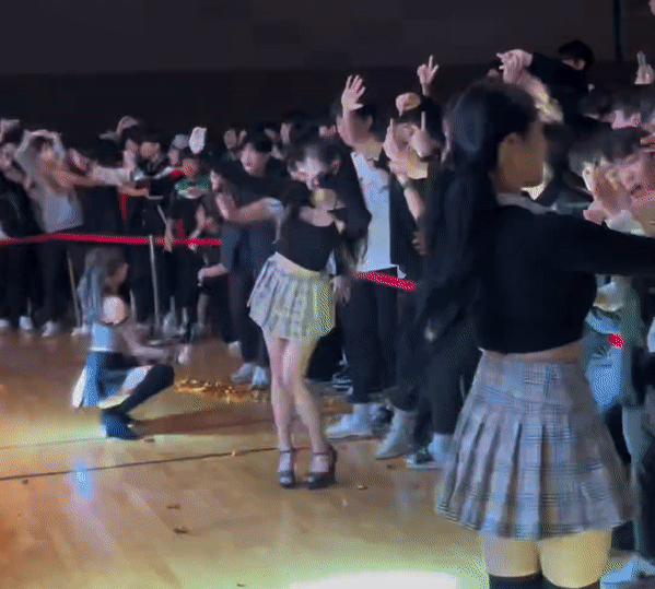 Nhóm nhạc nữ bị chỉ trích vì biểu diễn gợi dục trước học sinh-2