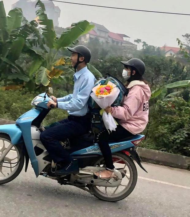 Bức ảnh chú bộ đội chở người yêu gây bão 3 năm trước và chuyện tình sóng gió-1