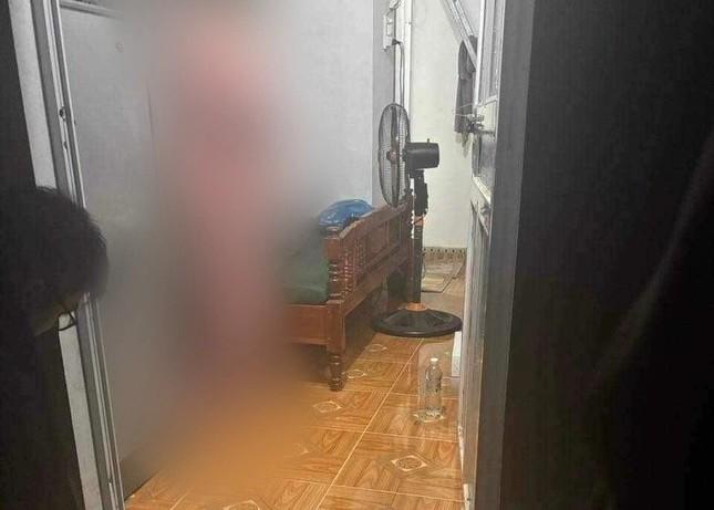 Nhân viên nhà nghỉ hoảng hốt khi phát hiện nữ khách treo cổ trong phòng-1