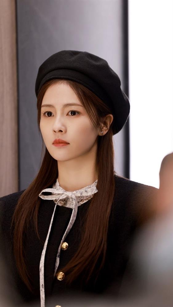 Tưởng chỉ có nhan sắc mới bị chê tả tơi, dáng đứng của Bạch Lộc cũng gây tranh cãi không kém-2